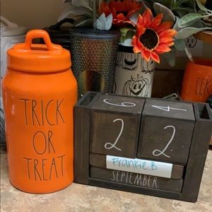 SOLD💖Rae Dunn trick or treat canister